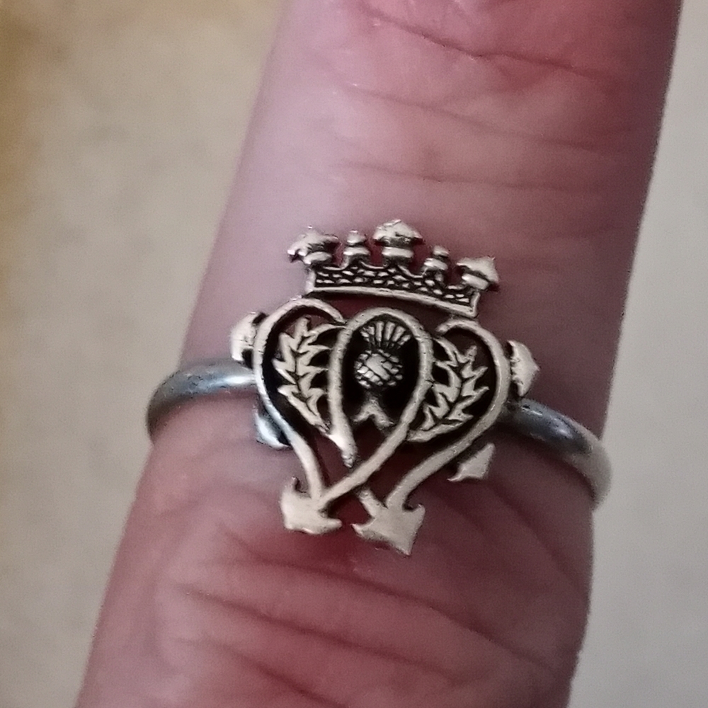 SS UNIQUE RING SIZE 7 GORGEOUS